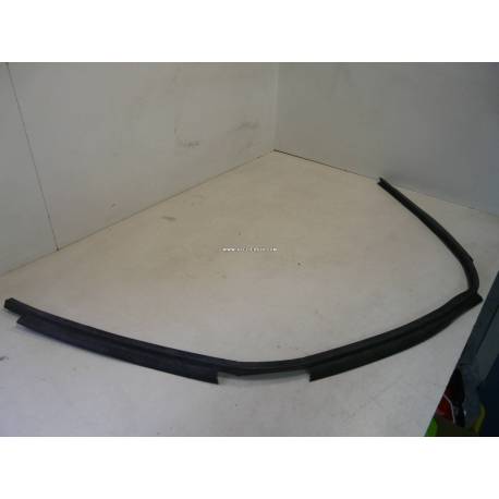 Joint inférieur de pare brise